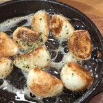 ふれあい酒場 ほていちゃん ‏ - 鉄板ニンニクバター炒め＠100