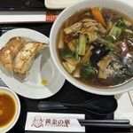 黄金の華 - 料理写真:五目あんかけスープ麺＋餃子セット　750+250=1,000
