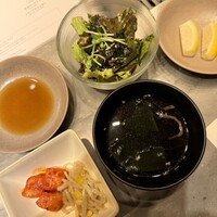 焼肉うしごろ 横浜店 - 醤油系味のスープ(わかめとゼンマイ入り)