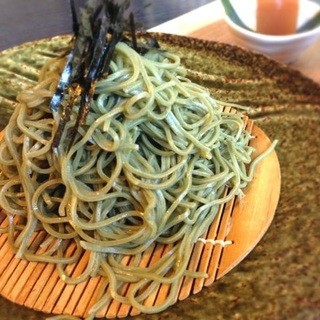 【Moegi蕎麥面】 將蓮臺寺柿子的葉子與伊勢芋頭揉入蕎麥面中。