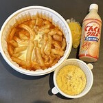 ヨプトッポッキ - ケランチム（韓国の茶碗し？出汁卵？）とタクアンとジュースついてきた