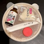 ヨプトッポッキ - サイズこんな感じ。爆量。赤い丸いのはコンビニの焼酎カップの蓋です。