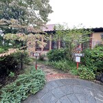 オークウッド - 植栽がいい雰囲気でお迎えしてくれます