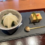 呼月 - 左:季節のエスプーマ　右:人参豆腐