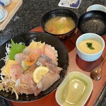 生簀屋 海 - 地魚丼(あら汁付き)