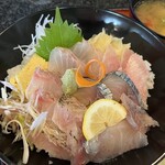 生簀屋 海 - 地魚丼(あら汁付き)