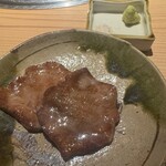 日本焼肉 はせ川 - 黒毛和牛タン　塩をふりかけ食する