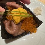 日本焼肉 はせ川 - 和牛のにぎり 雲丹とこぼれいくら　海苔に巻く