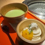 日本焼肉 はせ川 - しぼりたてソフトクリーム（ベビーパーシモン添え）とわらび餅