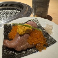 日本焼肉 はせ川 銀座店 - 和牛のにぎり 雲丹とこぼれいくら