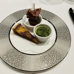 ル・ピックアシエット - 淡路島産玉ねぎのタルト／仏産エスカルゴのブルギニヨン／自家製メルゲーズ