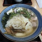 桃太郎 - 透き通った細いうどん、卵はもちろん黄身がとろりです。