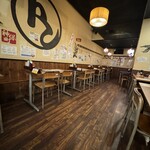 神保町トンちゃん - 店内　椅子が懐かしい