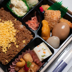 津多屋 - 2色そぼろ幕の内弁当