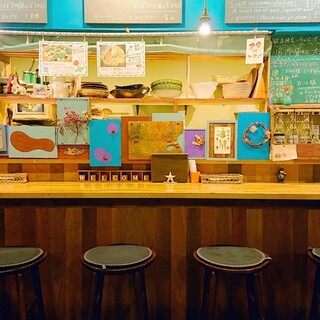 おしゃれでカジュアルな店内空間