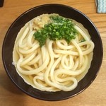 Udon Shokunin Sanuki Men Nosuke - 今日は太麺を頂きました。横にはちくわ一本揚げが有ります。重量感の有る麺は良いですね。
                        かけ小＋ちくわ一本揚げ ¥300
                        この感覚は、細麺流行りの今は貴重です。美味い。