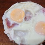 大衆酒場 若林 - ベーコンエッグ　450円