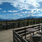 清泉寮ジャージーハット - デッキからの青空は秋を感じますが、気温はまだ夏です