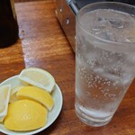 大衆酒場 若林 - 酎ハイ（ボール）280円・レモン　100円