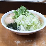 手打ち らーめん 響 - トッピングで味玉とネギを追加した、塩ラーメンの大盛り！