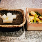 黒毛和牛 肉まぶし ふじ田 - 付属の小鉢と漬物