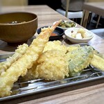 あげな - ◆天ぷらは「海老」「ピーマン」「とり天」「茄子」など。揚げてで「天つゆ」や大根おろしも用意されています。 味わいは普通ですけれど、衣が薄く海老が大きいのは嬉しい。(〃▽〃)