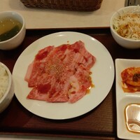 馬車道 de 焼肉 DOURAKU CORRIDA 北仲ブリック＆ホワイト店 - 和牛カルビ焼肉ランチ肉1.5倍
