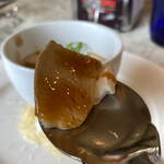 トラットリア セレーノ - 先っちょを掬いまして、パクっ。
      カラメルソースがかけられたプリンが
      紅茶の香りですごくしっとり〜♪