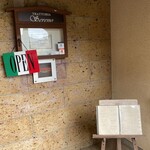 トラットリア セレーノ - OPENのプレートが出ています(⊙ꇴ⊙)
      「予約していないけど入れますか？」と尋ねますと、
      「テーブル席を片付けるので、
      少しお待ち頂ければ大丈夫ですよ」と丁寧なご対応。
      5分待って入店です♪