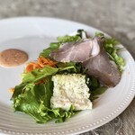 トラットリア セレーノ - 【前菜(4種盛り)】
      ・トマトのカプレーゼ
      ・秀麗豚の生ハム
      ・なにかしらのテリーヌ(忘れました…)
      ・キャロットラペ