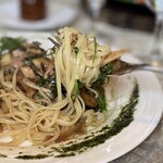 トラットリア セレーノ - こちらのパスタはタリアテッレ。
      具たくさんでモチモチパツパツ！
      蕪はシャキシャキ、きのこは柔らかく
      香りと風味がとにかくいい！
      野菜ごとに炒めるタイミングを調整されてますね。