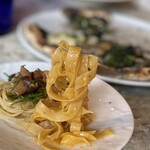 トラットリア セレーノ - 卵黄だけを使っているような濃厚さ！
      平打ちパスタのフェットチーネに
      ソースがよく絡んでもっちもち♡