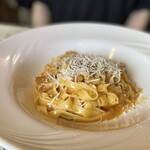 トラットリア セレーノ - 義姉のオーダーした
      【しあわせ卵のカルボナーラ】
      仕上げにチーズを上からかけてくれます(=^^=)