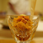 鮨おばな - シャリの酸味にコーティングされた雲丹とつくるえんみ寄りに力強い旨味とコクの一体感。