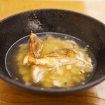 鮨おばな - ◆だし茶漬け
      円やかな口当たりながらしっかり旨味を秘めたのどぐろの出汁に浸せば、味の統一感を与えると共に身の香ばしさと旨味がより映えるように浮き彫りに！