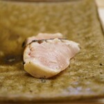 鮨おばな - ◆鰆 たたき（三重）
      ほんのり温かく芯は冷たい口当たり。踏み込む歯が抜群の薫香を立ち上がらせ、膨らむ香ばしさは渋みを秘めながら鰆の香りと一つに。その香りを主体に漲る脂身の旨さが完全に一致！