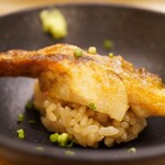 鮨おばな - 混ぜることで高まる脂は乳化し、シャリの酸味によって繊維の一つひとつから主張するほどに引き立つ濃厚な旨さをいきなり爆発！
      乳化、味の相乗、めちゃくちゃおいしい！