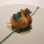 レフェルヴェソンス - 丸ごと火入れした蕪とイタリアンパセリのエミュルション、バスク黒豚のジャンポンセック＆ブリオッシュ