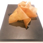 レフェルヴェソンス - エスプレッソのゼリーと山羊のチーズのムース、ひよこ豆、マンゴー、ディル、薄く焼いた棗椰子の実