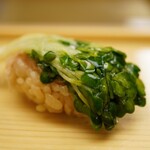 鮨おばな - ねっとりしっとり噛みしめれば、いつもより辛味と酸味が心地よく響かせる。
      これを食べなきゃ帰れない名物握り。