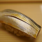 鮨おばな - ナカズミよりも〆た味わいはシャリと心地よく同調し、その押し寄せる香りの一体感で唸らせる！