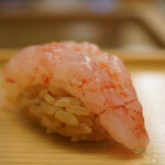 鮨おばな - シャリには満月の塩、身には新月の円やかな塩。 それらをムチッとしたシマエビの身を介して融合させれば、必然的に美味さが爆発！