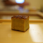 鮨おばな - ◇玉子
      しっとり馴染むと玉子の甘みに風味は芝海老。