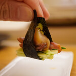 鮨おばな - 胡瓜のザクザクと広がる清涼感、ひもの香りが彩りを与え、海苔が磯感を補うことで着地させる意図。美味しい！