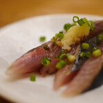 鮨おばな - 芯のある旨味を生姜がさっぱりとアシストし、フグ葱の酸味と香りが合わさり、そして醤油に引き立つ身の旨み！ お酒を運ばせる摘みのラインナップがいつも以上に凄い、、