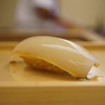 鮨おばな - ◇スミイカ（出水）
      シャリを主体にしなやかな弾ませる身をグリップ、咀嚼が進めば自然と味に厚みが出ていき、透き通った旨味をしっかりと表現させる。美味しい！