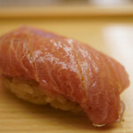 鮨おばな - これぞ霜降りと言わんばかりのフォルム。 ノリノリの脂が溶けると醤油が合致して旨さを煽るように、余韻高く着地するおいしさ！ 写真には映らないおいしさがそこにあふれている。