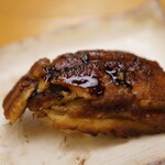 鮨おばな - ツメが香ばしさをよく乗せていくと釣られるように引き出される身の旨味。口どけても尚ツメのほろ苦さが余韻を残す江戸前の味。