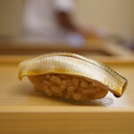 鮨おばな - ◇小鰭（天草）
      先ほどのナカズミと同じ産地の通常サイズ。