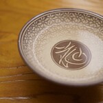 鮨おばな - "花"を連想させる酒器の文字がおばさんらしい。